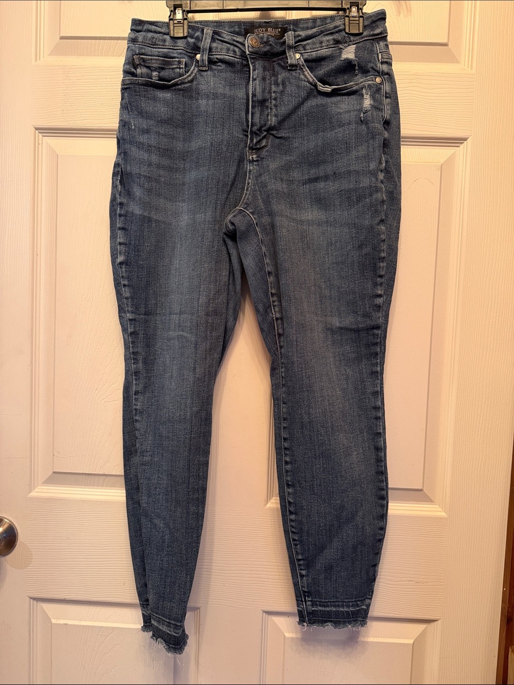 Judy Blue Slim Ankle Jeans in Medium Wash Blue